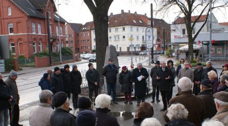 18.11. – Kranzniederlegung am Denkmal