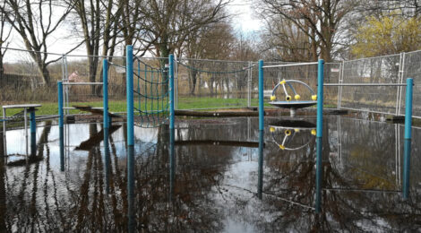 Spielplatz und Pausenhof weiterhin unter Wasser
